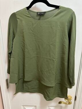 DG2 Blouse Size Extra Small in Olive Green